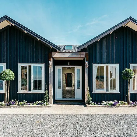 The Lodge At Mudbrick Oneroa Exterior photo